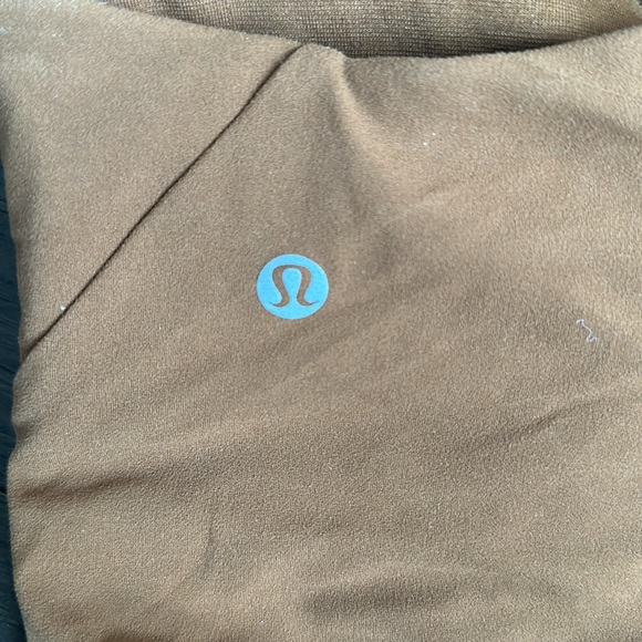 Lululemon align keyhole crop top with built in bra and removable pads - Picture 3 of 3